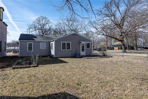 Single Family Residence in Bentonville AR 868 B Street 8.jpg