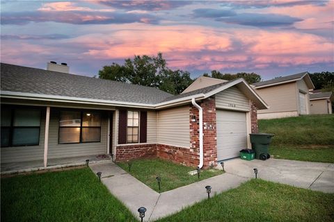 Photo of 1960 E Wilkins Place, Fayetteville, AR 72703 (MLS # 1330059)