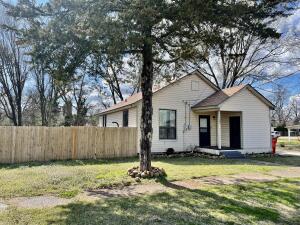 2 Bedroom, 1 Bedroom, super cute, updated home!! Large rooms with open floor plan! Big back yard with deck that's partially fenced. (Material will be left to fence remaining area) Roof, HVAC Both new 2020This home is conveniently located close to downtown! Being sold as is.. due to utilities not being on.