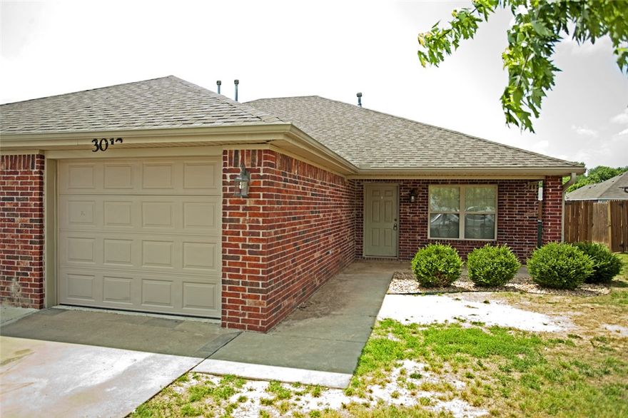 Great duplex in Rogers!!! 3 bedroom 2 bath, 1 car garage, wood style vinyl plank flooring throughout,
refrigerator, washer/dryer and lawn care included. Fenced back yard.