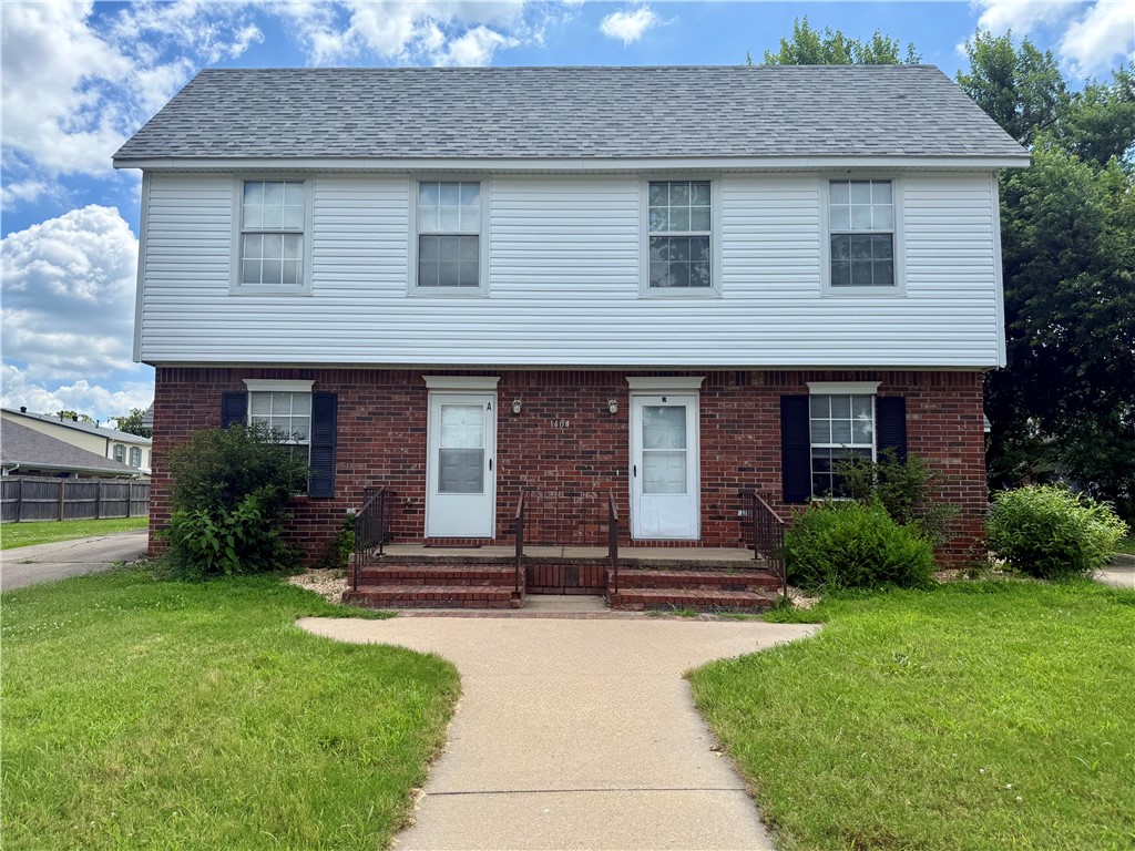 Great Location close to downtown Bentonville, schools and bike trails. 2 bedroom 2 1/2 baths. Wood style flooring through living room. 1 car garage and private patio.
