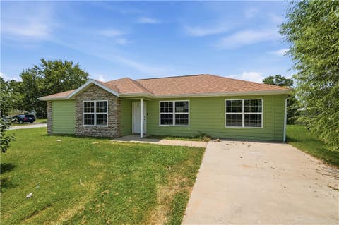 Photo of 304 Estates Drive, Green Forest, AR 72638 (MLS # 1356839)