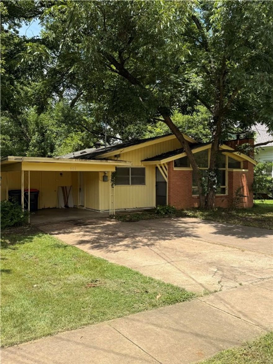 First Time Buyer or Rental Opportunity for $109,000 in the middle of Russellville. 

Sitting on a 0.25-acre lot, the property needs a little TLC—but with the right updates, it has great potential for rental income or resale value. The HVAC system was replaced less than 7 years ago, saving you a major expense upfront.

Whether you're a seasoned investor or just starting out, this property is a solid addition to any real estate portfolio.

SOLD AS IS