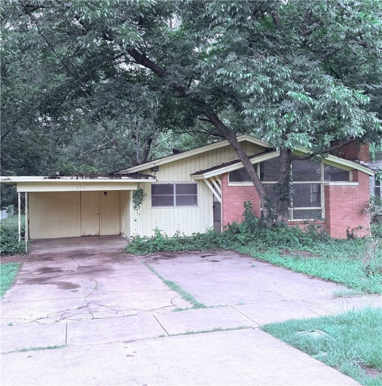 Investment Property for Sale – Great Opportunity in Russellville!
Looking to grow your investment portfolio? Don’t miss this opportunity! This 3-bedroom home is ideally located near downtown Russellville, close to the hospital, schools, and shopping centers.
Sitting on a 0.25-acre lot, the property needs a little TLC—but with the right updates, it has great potential for rental income or resale value. The HVAC system was replaced less than 7 years ago, saving you a major expense upfront.
Whether you're a seasoned investor or just starting out, this property is a solid addition to any real estate portfolio.
SOLD AS IS