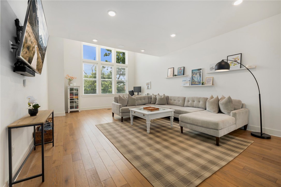Completely furnished, fully stocked, and ready to rentāthis 2 bed / 2 bath townhome is set up for short-term rental success with a professional management team already in place and bookings starting the day you close. No extra work, no extra spendingājust walk in and start earning.
Located just blocks from Bentonvilleās best spots like the Downtown Square, Crystal Bridges, The Momentary, and the new Walmart campus, this place has all the right touches: open layout, wood floors, quartz countertops, custom cabinets, Sonos sound system, walk-in closets, ensuite bathrooms, a private balcony, and a heated/cooled single car garage.
Professionally designed and staged itās a true turn-key setup in one of the most exciting neighborhoods in NWAāperfect for investors looking for a low-hassle, high-reward property.
