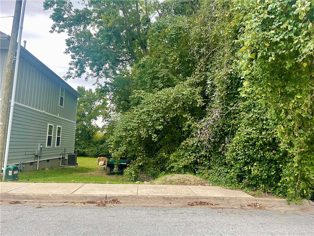 DOWNTOWN FAYETTEVILLE Can have business on bottom level and Residential on multiple levels. Excellent location close to Dixon Street, Walton Arts Center, U of A, Public Library and lots of restaurants and shopping all within walking distance. Great potential because of location and what is going up around the area. Don't miss this one.