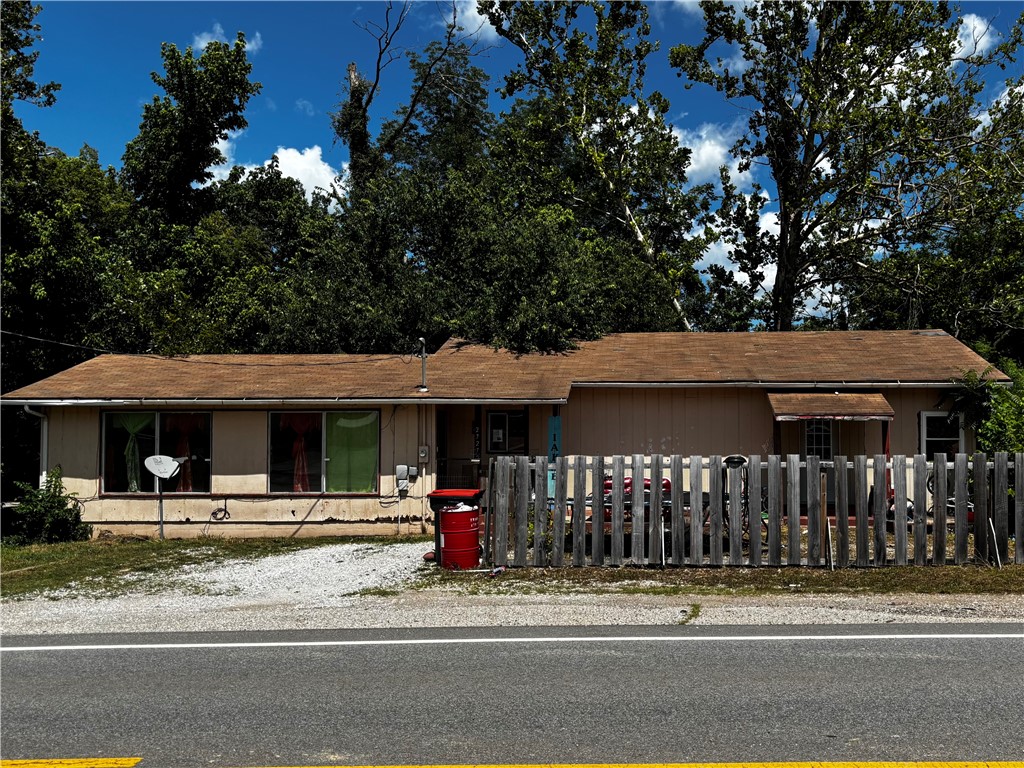 Fixer Upper with Creek View ā Only $129,000!
Donāt miss this opportunity to own a 3-bedroom, 2-bath home just minutes from Huntsville on Hwy 23 South. Featuring two living areas, a formal dining room, and a large unfinished basement, this property offers tons of space and potential. Enjoy peaceful views of the nearby creek in a convenient, country setting close to town. With a little TLC, this home could shine! SOLD AS IS. Priced to sell at just $129,000! Listing agent is related to seller.