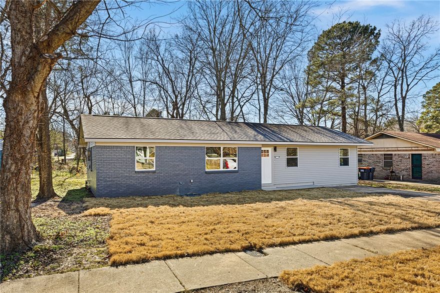 Welcome to 909 W 3rd Place!
This modern home features 3 bedrooms and 2 full bathrooms, including a uniquely designed bath. Highlights include quartz countertops, new roof, and new HVAC system. The open-concept floor plan offers comfortable living and entertaining space. Refrigerator, washer, dryer, stove, and dishwasher are included. Move-in ready with modern finishes throughout.