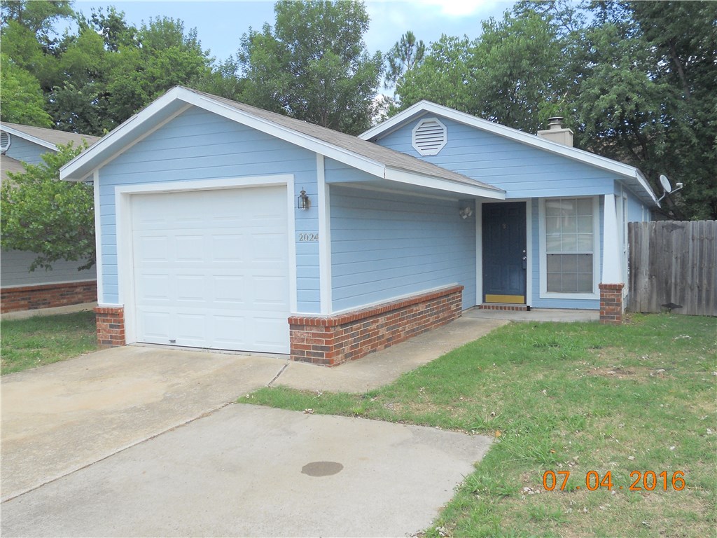 This 2 bed/ 2 full bath home with 1 car garage and extra parking spot makes a great investment opportunity on U of A bus route convenient to I 49. Laminate flooring in living area and hallway, tile in wet areas, carpet in bedrooms. Master has large walk-in closet.