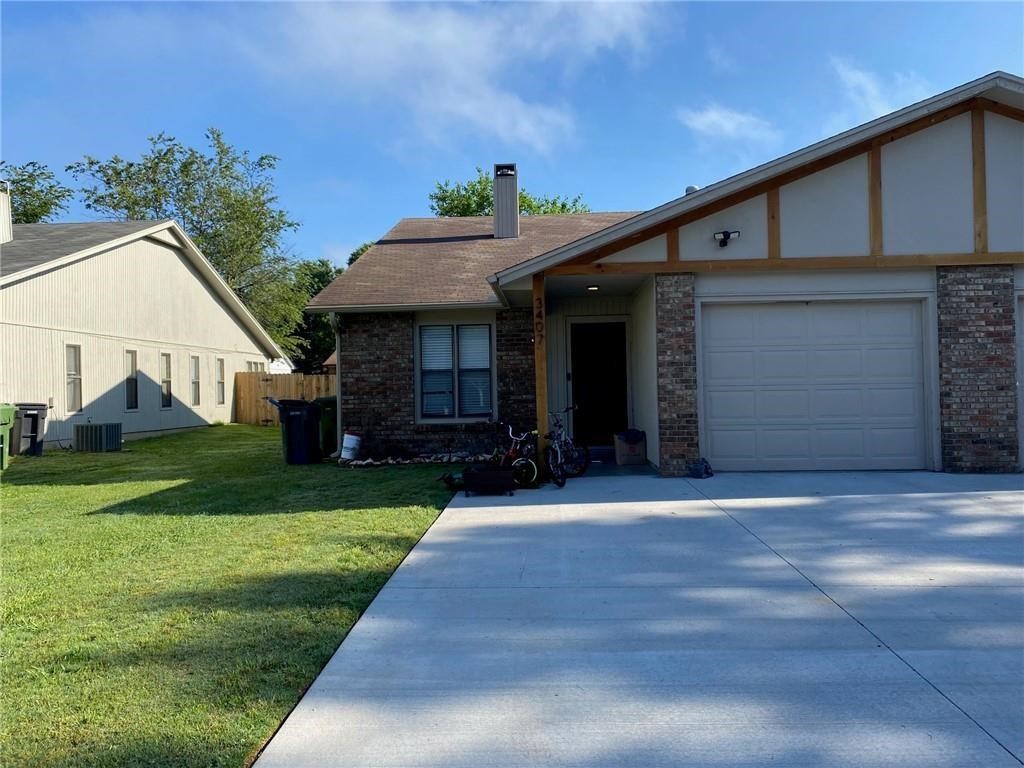 Updated 3 bed, 2 bath duplex in Sundance Acres, Rogers. Features include an attached garage, fenced yard, and lawn care included. Conveniently located near parks, shopping, dining, entertainment, and quick access to I-49. Close to Raegan Elementary, Walmart, Pinnacle Hills Promenade, and Malco Rogers Towne Cinema.