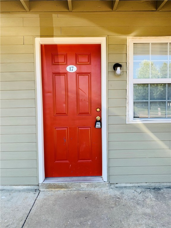 Nice 2 Bedroom, 1 Bath Apartment close to JBU campus. New carpet in bedrooms. On-Site Laundry.
This is a downstairs End Unit near the stairs. Single Pet Under 25 lbs allowed with pet deposit.