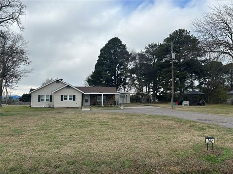 Photo of 302 Bradley Cove Road, Russellville, AR 72802 (MLS # 1330035)
