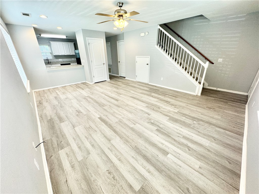 3 bed, 2.5 bath townhome. Close to U o A Campus. Spacious living room opens to kitchen. Refrigerator, Washer & Dryer included. Apply at PrimeNwa.com.