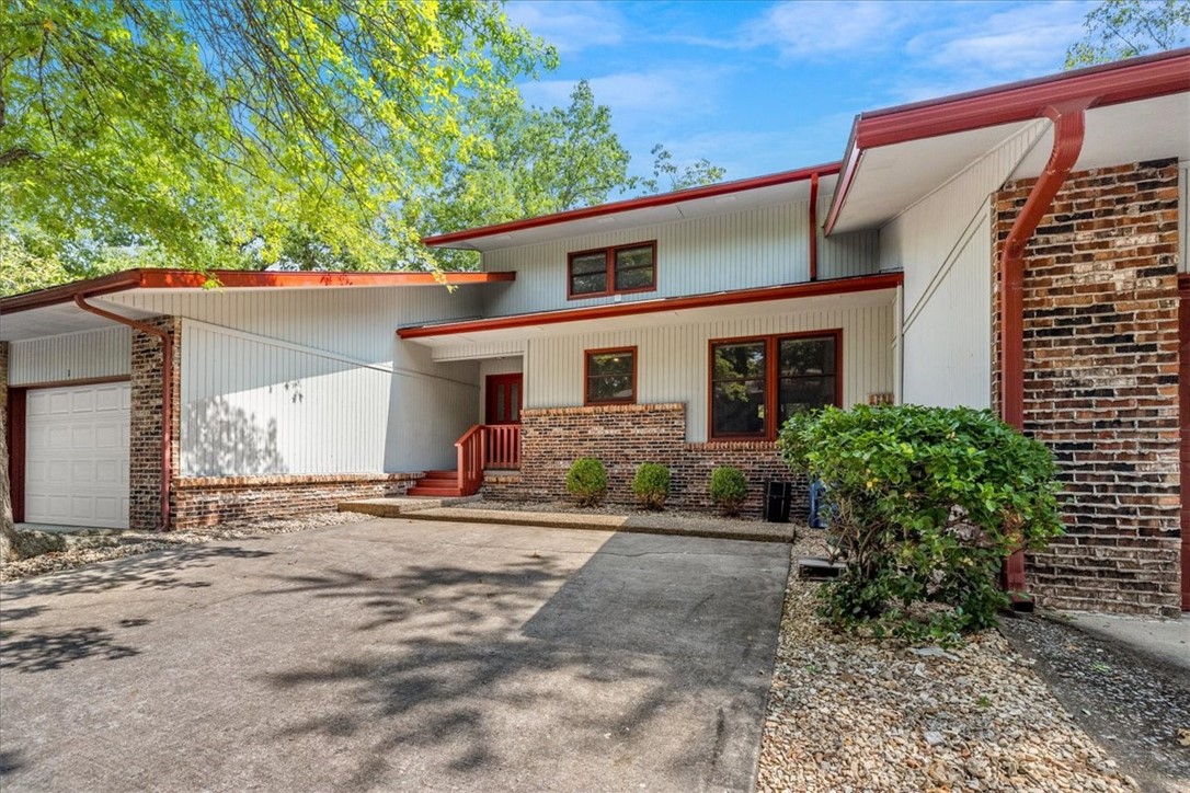 Rare find directly on park with Kingsdale pools, newly updated recreation center, tennis/pickleball courts and only steps away from the world renowned tunnel vision trail system!
Completely renovated and turn key ready! This spacious 3-bedroom, 2-bathroom townhouse presents an exceptional opportunity for those looking to truly enjoy all that Bella Vista has to offer. Situated in a triplex, the home features a new roof, new smart HVAC, updates throughout, and TWO beautiful decks overlooking the surrounding park! With two parking spaces, this property provides both convenience and ideal location in Bella Vista!