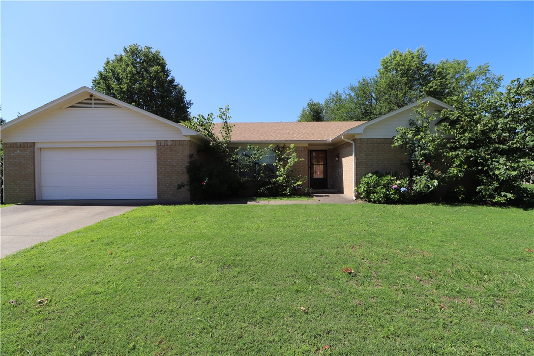 1,275+/- SQ Ft duplex in a great Springdale location just off Sunset. This duplex features 2 bed, 1.5 bath, large living room, oversize 2 car garage with extra storage room. Refrigerator included. Bathroom features walk in shower and a tub. Agent owned