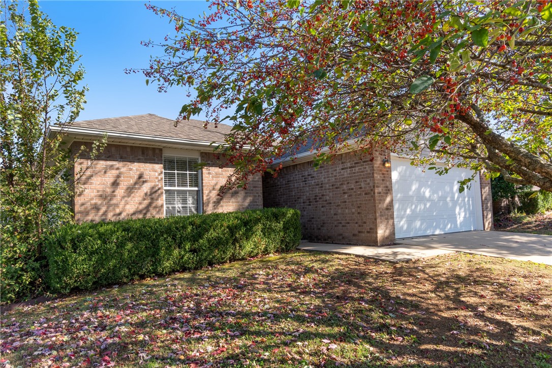Welcome to this 3-bedroom, 2-bath home in the Bentonville School District. Featuring newer flooring and newer fresh interior paint throughout. This single-level layout offers a comfortable split-floor plan with the primary suite separated from the guest bedrooms for added privacy. The open living and dining area flows easily into the kitchen, creating a practical space for daily living and entertaining. Step outside to a fenced backyard, ideal for relaxing mornings or weekend cookouts. Conveniently located near Coler Mountain Bike Preserve, the up and coming 8th Street Gateway Park, and just minutes from downtown Bentonville, youāll enjoy easy access to restaurants, shopping, and the areaās expanding trail system. Whether youāre a first-time buyer, looking to simplify, or invest in Bentonville, this move-in-ready home combines comfort, updates, and location in one of Northwest Arkansasās most desirable cities.