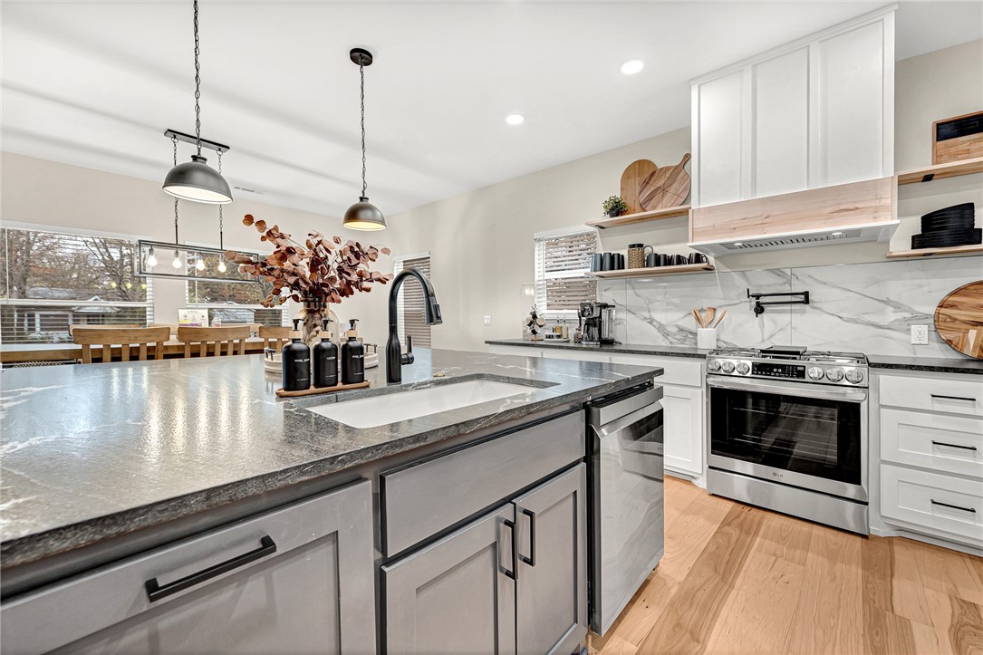 Subdivision: 21-16-30 FAYETTEVILLE OUTLO - Residential Lease