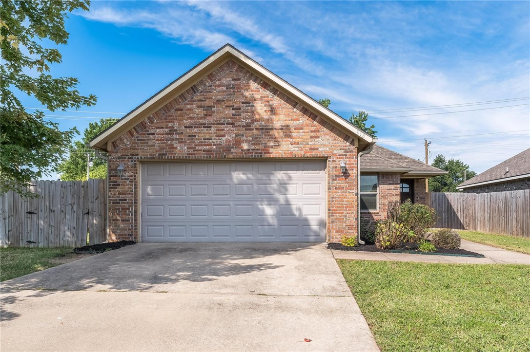 Welcome to this beautiful, all-brick residence in Highpointe subdivision! Discover a home that perfectly combines comfort, convenience, and opportunity. Whether youāre searching for a smart investment property or an ideal first home, this residence is ready to impress. Just a short drive from Walmart Headquarters and vibrant Downtown Bentonville, youāll enjoy quick access to shopping, dining, and entertainment. Move-in ready with a washer, dryer, and refrigerator included, it offers both ease and practicality. With its functional layout and low-maintenance appeal, itās an excellent rental option while also providing an affordable opportunity for first-time buyers. A rare find that blends value, location, and potential all in one!