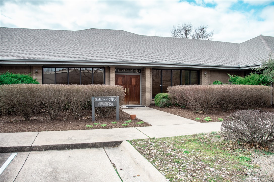 ±3,516 SF office/medical space available for lease. This space has a full kitchen, 4 operating rooms, 4 exam rooms, 2 recovery areas and 5 offices./ The 1st floor is equipped with oxygen & nitrous oxide lines. The 2nd floor is an executive suite with a full bath, shower and laundry room. Property is in a great location in Uptown Fayetteville. Also listed as MLS #1267947