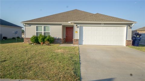 Photo of 405 Fitchberg Street, Siloam Springs, AR 72761 (MLS # 1325895)