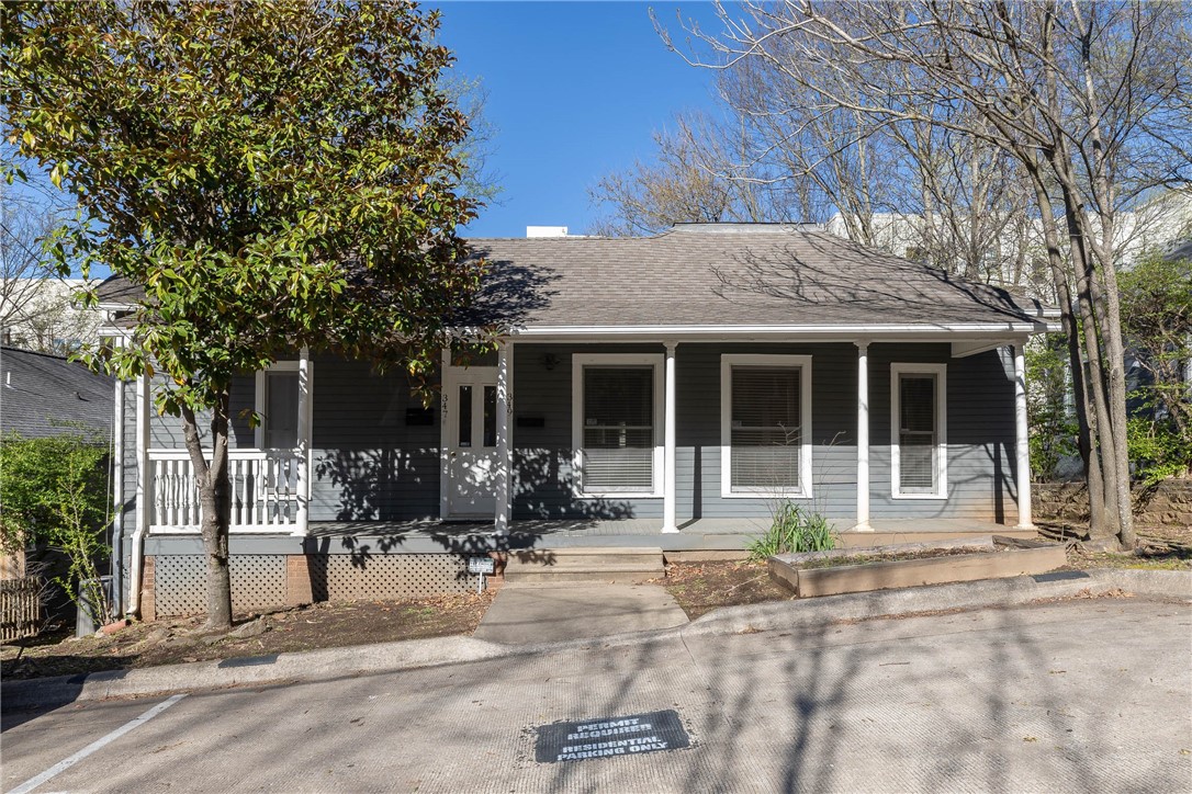 Adorable one bedroom, one bath. Quartz Counter tops, stainless appliances, hardwood floors, & updated paint. Location, Location , Location!! Walk to Dickson, University, Parks, & Downtown. Back deck and cute front porch. Two parking spots (Street parking also available with permit). NO PETS!!!
