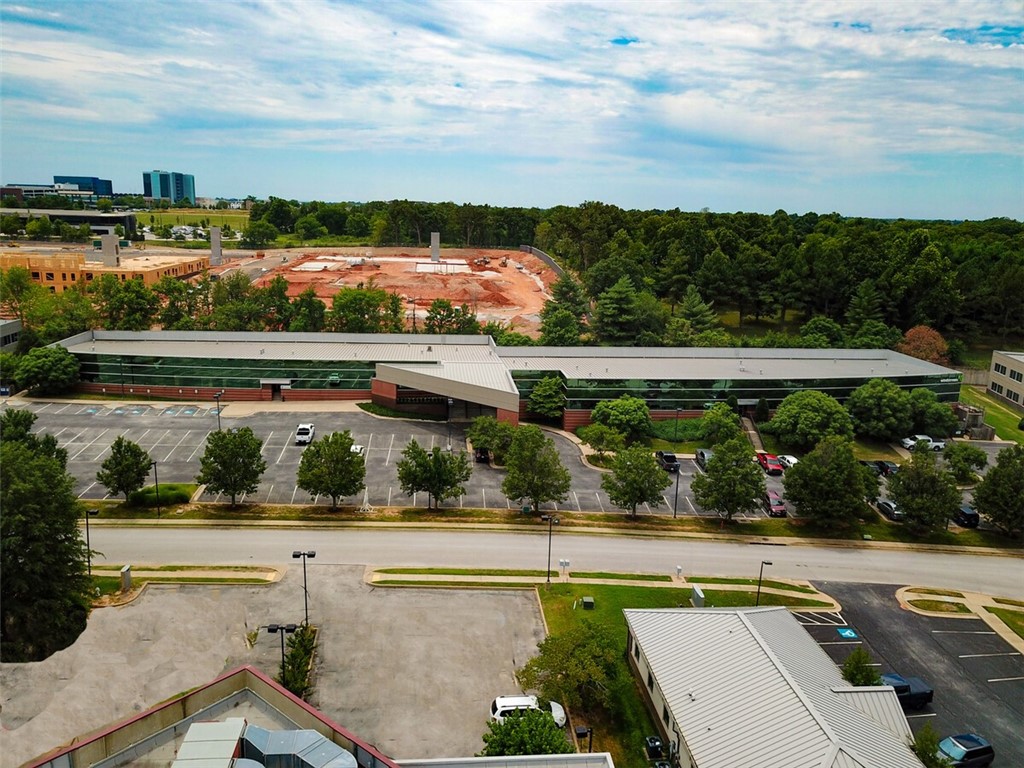 Suite 204: 3,428 SF
Available: May 1st, 2025
Located off Pinnacle Hills Parkway with easy access to Interstate 49, this contemporary, single-level
office building at 5506 W Walsh Ln features an all-glass frontage and brick exterior, offering a sleek
and professional appearance. The property has recently undergone renovations, with updated
lobbies, restrooms, and hallways, providing a fresh, modern environment. Situated near brand new
developments and in close proximity to major restaurants and retailers.