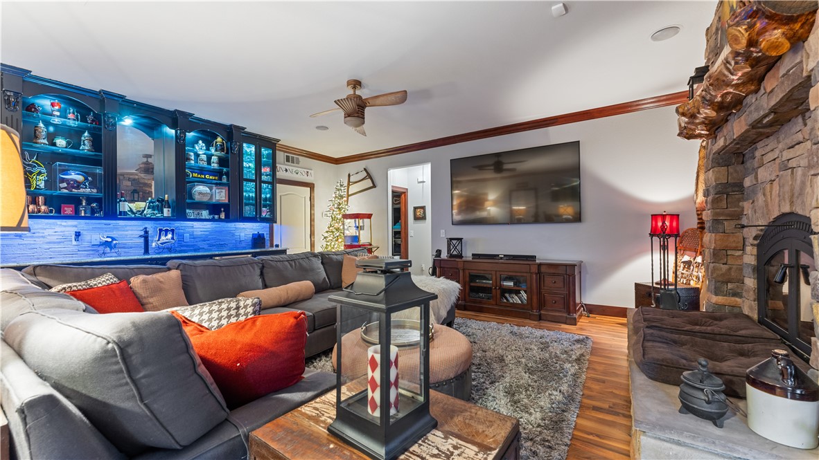 Soaring Hawk Sub Cave Spgs - Residential