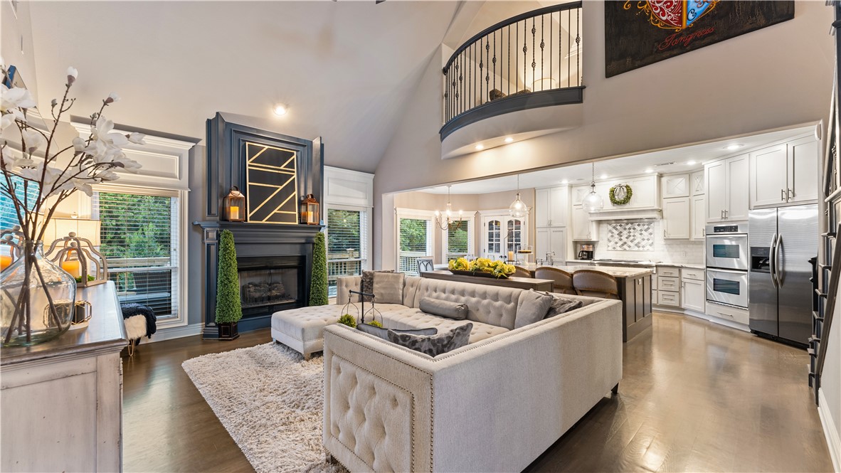 Soaring Hawk Sub Cave Spgs - Residential