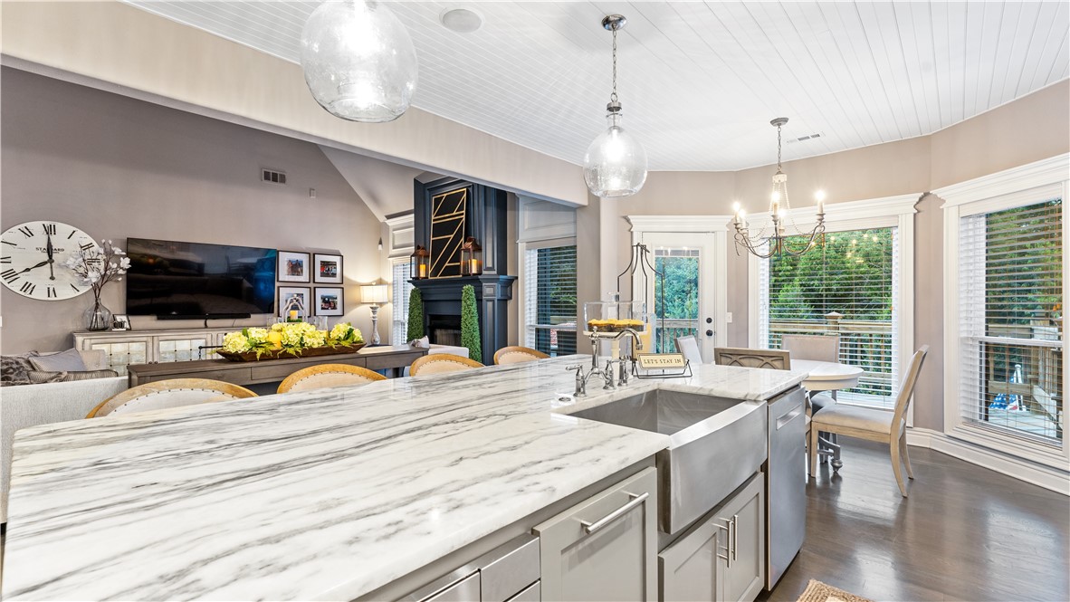 Soaring Hawk Sub Cave Spgs - Residential