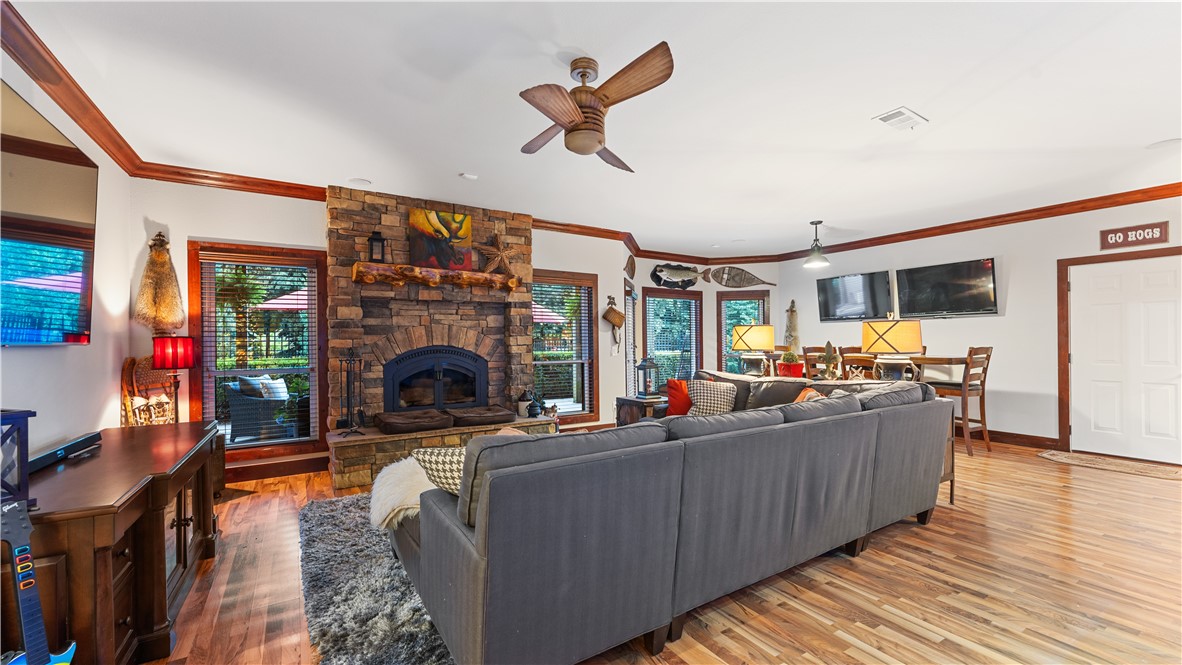 Soaring Hawk Sub Cave Spgs - Residential