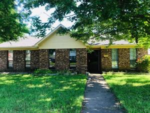 Location Location Location !This house offers 3 rooms, 2 full bath with 1,331 sq ft. Build in 1996 so its only 15 years old. Roof had been replaced 2 years ago. Fenced lot and it has beautiful ceramic floors ( $4,000 was invested). Won't last long so book your showings!!