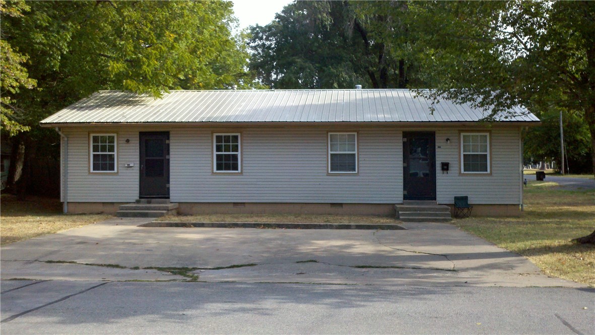 1 Bedroom/ 1 Bath, $400 deposit, Pets are allowed with $250 non-refundable fee. Agent Owned