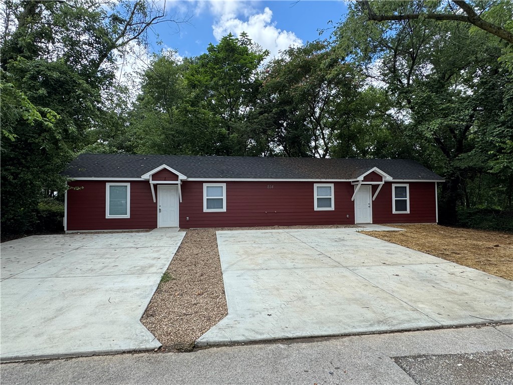Brand-New Duplex – Ideal Investment Opportunity Near Downtown Siloam Springs!
Don't miss this brand-new duplex located just minutes from charming downtown Siloam Springs and John Brown University! Each side features a thoughtfully designed 1-bedroom, 1-bath layout with a full kitchen, and includes a washer/dryer stack unit that conveys with the property. Whether you're looking to house students, professionals, or short-term renters, this low-maintenance property is perfectly suited for owner-occupants or investors alike. Modern finishes, convenient location, and strong rental potential make this a must-see!