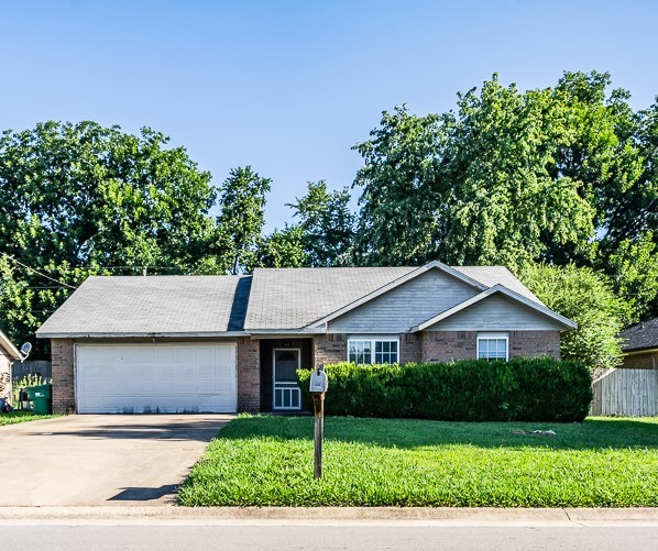 Cute home in the heart of Centerton. Quick access to schools, food trucks and shopping. 3 bedroom 2 bath 2 car garage. Large back yard. Tenant to provide refrigerator, washer, and dryer. Pet considered with additional deposit and increased rent of $30/month. Occupied. 24 hr. notice to show. All adult occupants must complete application. $50/person to apply.