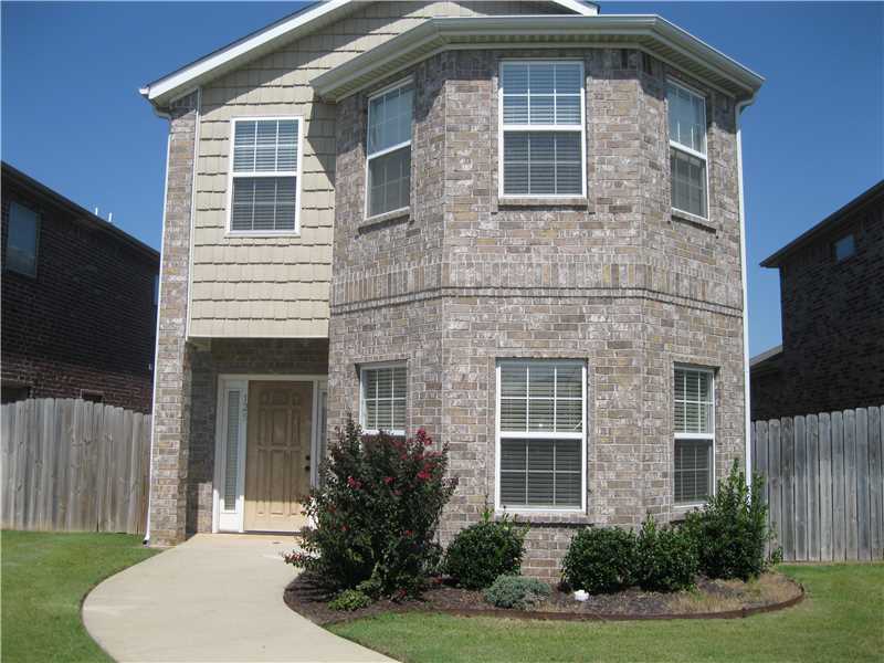 GORGEOUS HOME IN THE CARRINTON PARKE SUBDIVISION. FEATURES INCLUDE 3 BEDROOMS UPSTAIRS. 2 FULL BATHS UPSTAIRS, HALF BATH DOWNSTAIRS. TILE, CARPET, LARGE PANTRY, FENCED YARD, TWO CAR GARAGE. ****100% FINANCING BY PINNACLE BANK !!!!***