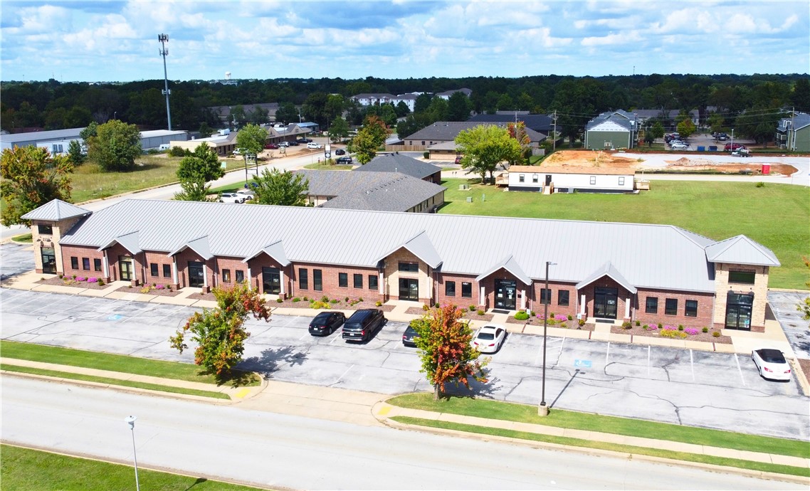 Prime office space for lease in west Rogers, ideally located near Frisco Station Mall, Downtown Rogers, and with quick access to W Walnut Street and I-49. The property offers ample parking and an open layout, making it perfect for medical, office, daycare, therapy, or service retail users. Just two miles from Downtown Rogers, 3.3 miles from Pinnacle Hills, and four miles from the new Walmart Home Office, the site also benefits from 29,000 cars per day along Walnut Street for maximum visibility and accessibility.