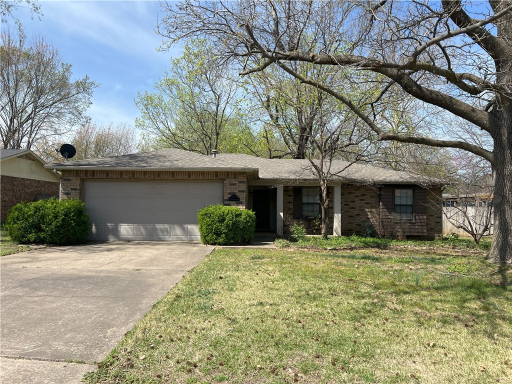 Cute single story home in the heart of fayetteville. minutes to i49, College Ave, and Gregg. Quiet neighborhood with very little turnover! Don't miss your opportunity to get a nice home at a price rarely found in Fayetteville.