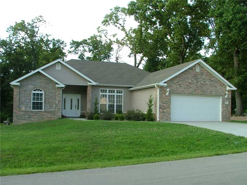 Beautiful home in quiet neighborhood, close to Loch Lomond boat dock. Level yard