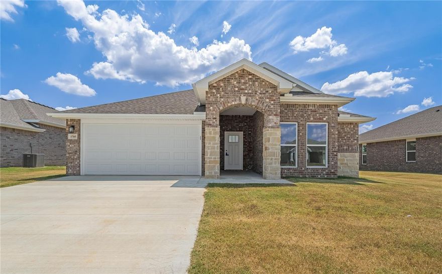 Choose between a 4.99% fixed interest rate or get up to 15k in flex cash! *Terms and Conditions apply.

This 3-bedroom, 2-bathroom 2054 square feet home
includes a corner pantry, room for bar seating, and a
large, covered back patio, your family will feel right at
home. This floor plan has double vanities in the primary
bathroom. Also, it offers direct access from the utility
room to the primary closet and 10-foot ceilings in the
entry, kitchen, living area, and master bedroom. Taxes subject to change based on new construction.