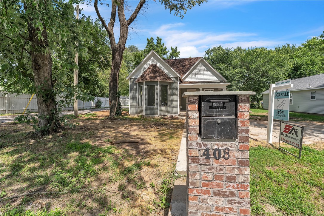 Fully remodeled 3 bed, 2 bath home in the heart of Gravette with soaring 10 ft ceilings, stylish updates, and an open, airy layout. The kitchen boasts butcher block counters, stainless steel appliances, and a stunning exposed brick accent wall that carries into one of the bedroomsāadding charm and character throughout. Both bathrooms are fully updated with modern finishes. Enjoy a dedicated laundry area with built-in shelving. Step outside to your covered front porch or entertain on the concrete patio just outside the kitchen for perfect summer get together. A large backyard shed provides ideal storage for tools, dĆ©cor, or hobbies. Conveniently located near schools, parks, and downtown Gravette, this move-in-ready home combines charm, comfort, and style.
