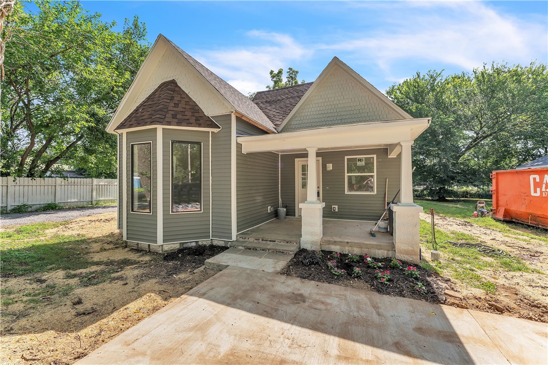 Fully remodeled 3 bed, 2 bath home in the heart of Gravette with soaring 10 ft ceilings, stylish updates, and an open, airy layout. The kitchen boasts butcher block counters, stainless steel appliances, and a stunning exposed brick accent wall that carries into one of the bedroomsāadding charm and character throughout. Both bathrooms are fully updated with modern finishes. Enjoy a dedicated laundry area with built-in shelving. Step outside to your covered front porch or entertain on the concrete patio just outside the kitchen for perfect summer get together. A large backyard shed provides ideal storage for tools, dĆ©cor, or hobbies. Conveniently located near schools, parks, and downtown Gravette, this move-in-ready home combines charm, comfort, and style.