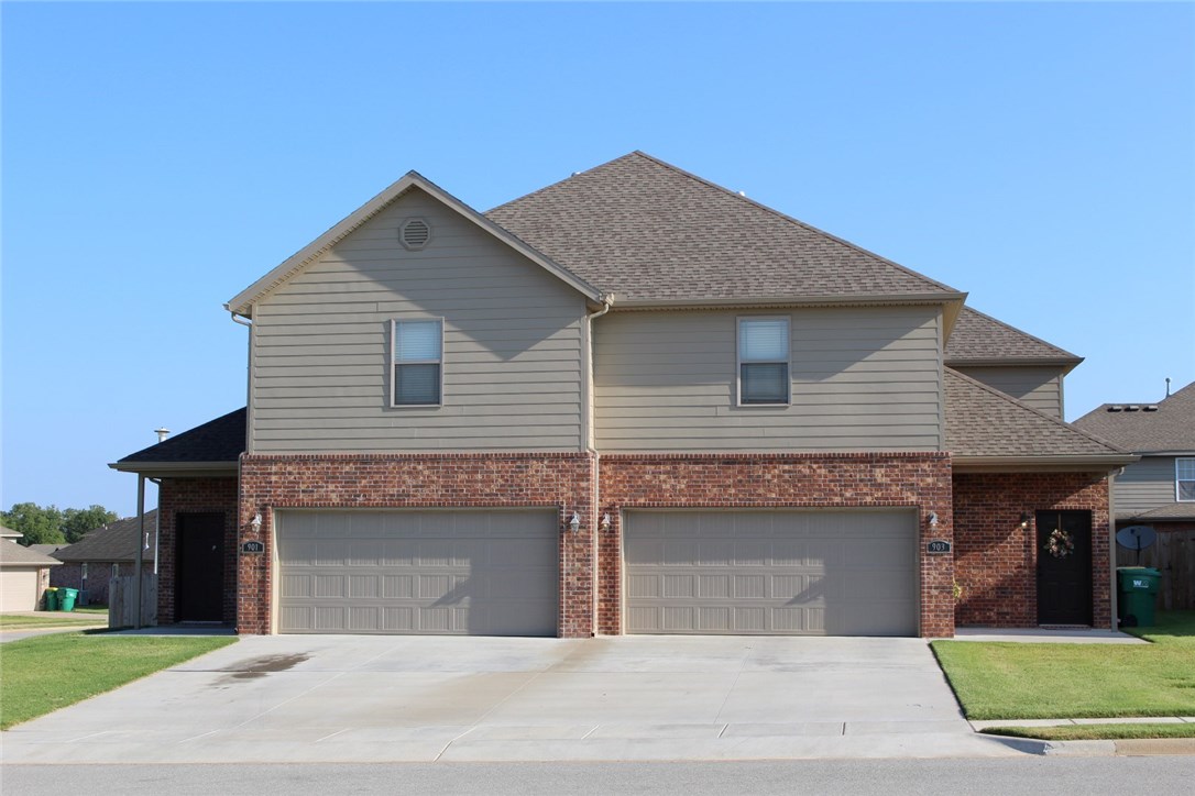 Hardwood floors, 10 min from Wal-Mart home office, ceramic tile in wet areas, granite counter tops, stainless steel appliances, laundry room, corner fireplace, jetted tub, separate shower in Master, lots of storage, fenced rear yard. Any size pets allowed with deposit. *subject to background & credit check*