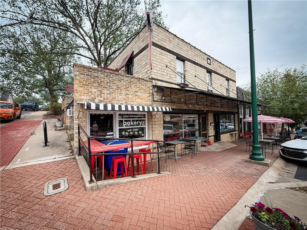 Investment Opportunity in Downtown Siloam Springs.
Prime commercial property located in the heart of downtown Siloam Springs. The main level offers 1,080 sq. ft. of retail space, currently occupied by a well-established café under a long-term lease.
The second level features two 1-bedroom apartments totaling 1,380 sq. ft., each with private entry from University Street. Both units are tenant-occupied, generating $650 per month per unit, with strong potential for rent increases after upgrades.
This property provides stable income with upside potential, combining a commercial tenant and residential rental units in a high-visibility location.
Showings by appointment only after business hours. Please do not disturb the tenants or business staff.