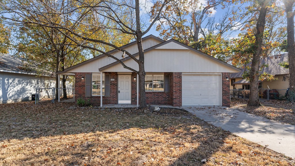 3608 W Beechwood Dr Rogers.
996 sq.ft. on 0.17 acres.
2 bedrooms and 1 full bath. Newly updated throughout.
Single car garage, generously sized backyard with mature trees. Quiet neighborhood.
Includes new floors, new microwave/hood, stove, fridge, blinds, ceiling fans, washer/electric dryer connections.
This gem is located within near distance of Malco Cinema, Kohl's and Chick-fil-A.