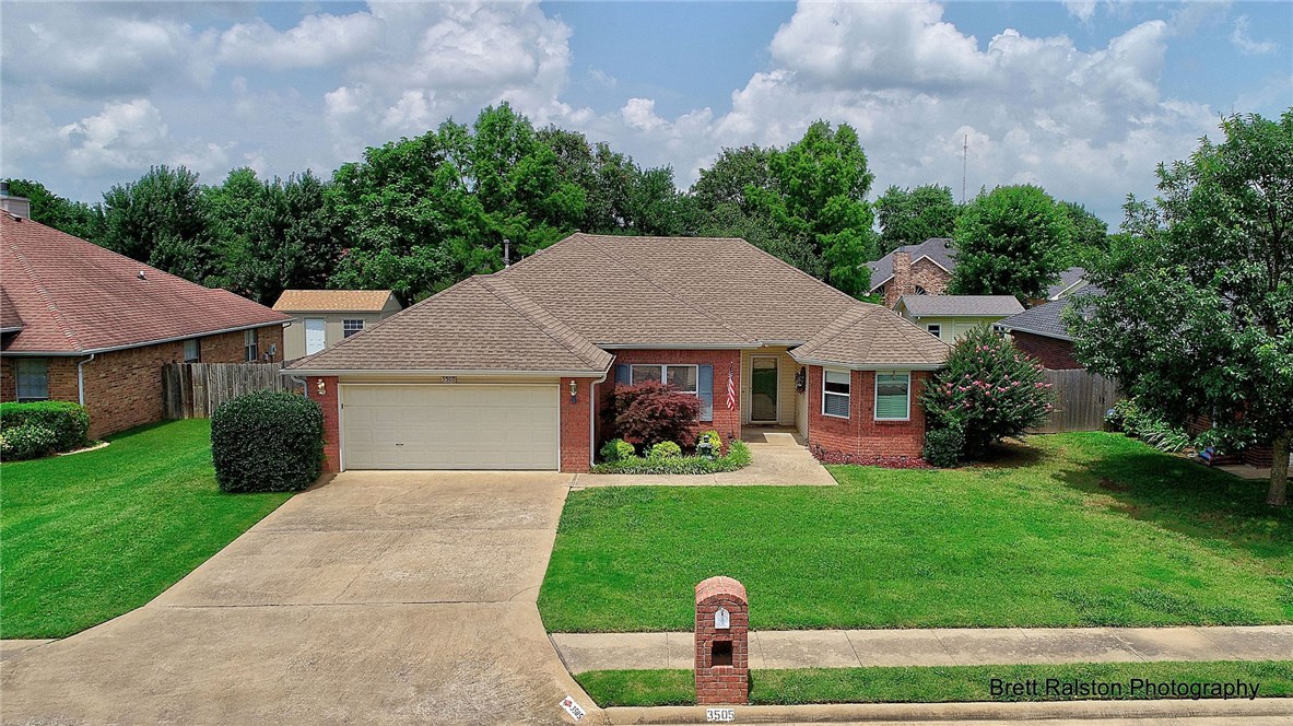 Cambridge Park home with 3 bedroom, 2 bath, formal dining, sunroom. Close to Sam's HO and Future Wal-Mart HO. Well maintained home-roof replace 2011. Kitchen has granite counter tops and breakfast nook area. Priced at $100 per foot below comps for the neighborhood. Nice backyard with wood privacy fence.