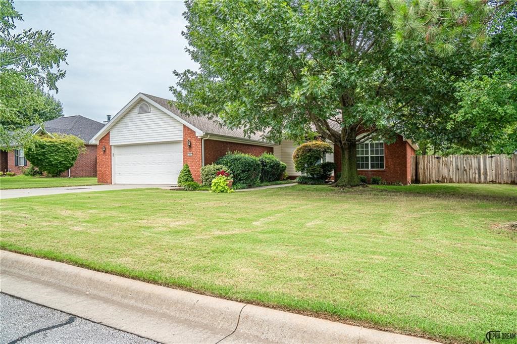 1990's split plan 3/2, well updated and maintained (new windows, new flooring)