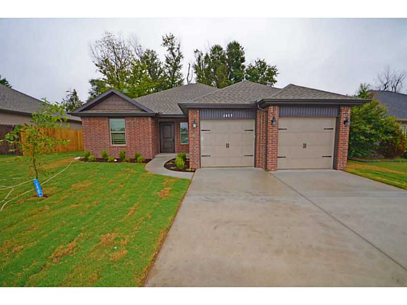 NEW CONSTRUCTION 3BR 2 BATH. GRANITE IN KITCHEN AND BATHS, REAL WOOD FLOOR IN LIVING ROOM, ENERGY EFF WINDOWS AND RADIANT ROOF DECKING.