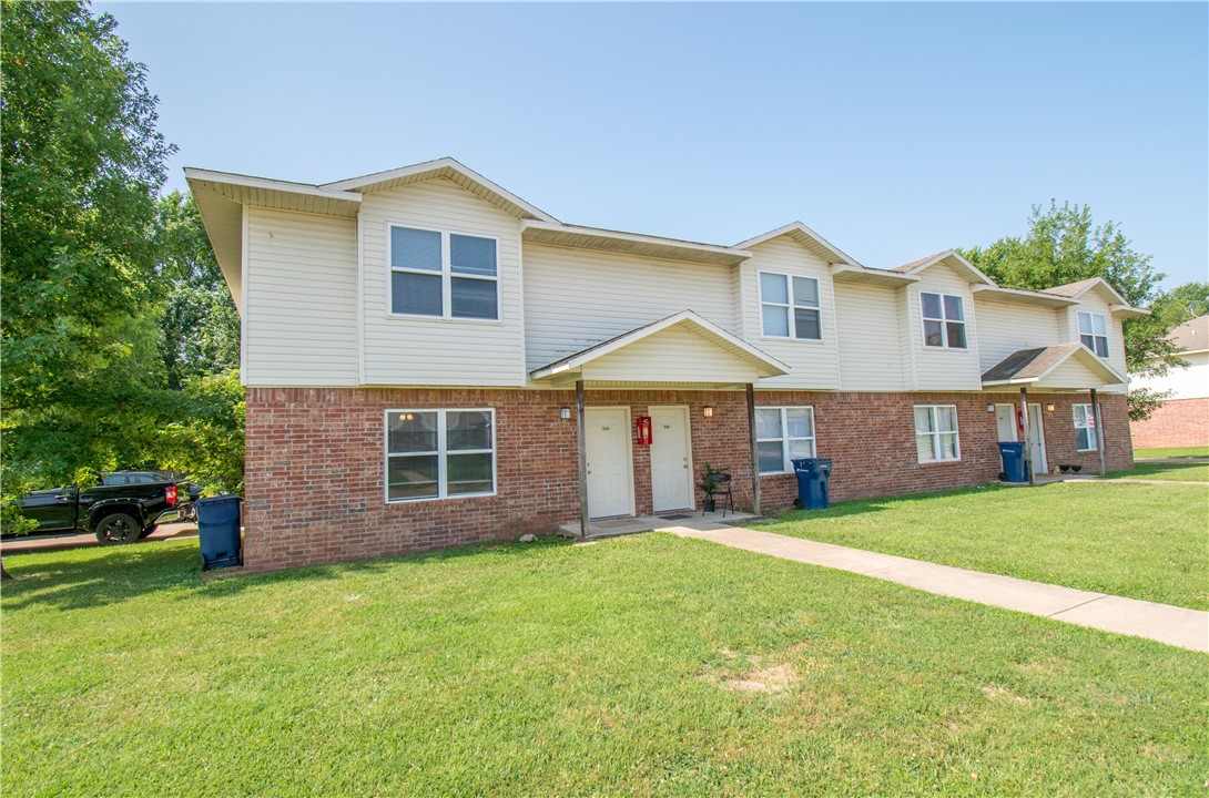 Large 1,681 sq ft 3 bed, 2.5 bath Townhome with luxury vinyl plank floors in the living room, refrigerator, washer and dryer included! Across the street from the Aquatic Canter, minutes from shopping, Wal-Mart, schools and 412. This one will not last long!