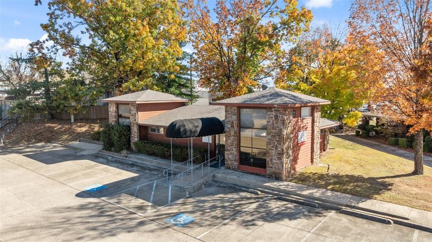 Professional office building situated in a prime Rogers location right off Walnut. Includes 6 offices plus a reception area, offering the perfect space for professional or medical users seeking a convenient and accessible location.