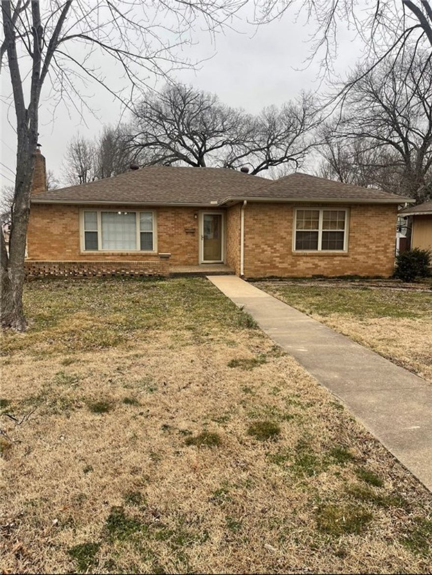 LOCATION! Rare opportunity to buy a large .40 acre corner lot in the heart of Downtown Bentonville! This property is full of opportunities and is perfect for those seeking to invest in this area! Home has potential to flip, use as a rental, or you could build your dream home! It would be perfect for short term rentals. It is walking distance to crystal bridges, trails, and all downtown Bentonville has to offer!
Property can also be subdivided!